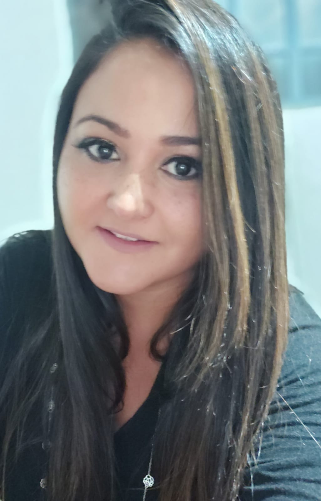 Sou Mariana, autora deste curso. Sou morena, tenho cabelo liso e castanho e olhos pretos.